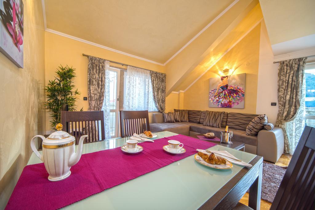 Apartments Anna Omis Exterior photo